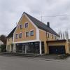 
Das Gebäude der ehemaligen Schneiderei Wirth an der Ecke Bahnhofstraße/Dr.-Lecheler-Straße in Neuburg erwarb die Marktgemeinde. Im Garten des Anwesens sollen zehn Parkplätze entstehen.