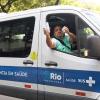 Ein Mitarbeiter des brasilianischen Instituts Fiocruz setzt in Rio de Janeiro Gelbfiebermücken frei, die mit Wolbachia-Bakterien modifiziert wurden. (Archivbild)