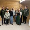 Ehrungen beim Schützenverein „Gemütlichkeit“ Edenhausen (von links):   2. Gauschützenmeister Christian Kreuzer, Christoph Deuring, Markus Bonk, Marianne Deuring, Annemarie Brandl, Sandra Bock, Annika Strobel, Carolin Fischer, Ralf Maurer,  1. Schützenmeister Michael Schütz. 