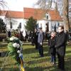 Vor den Kränzen am Mahnmal verneigen sich (von rechts) Landrat Peter von der Grün, Stellvertreterin Sabine Schneider, Kommodore Jürgen Schönhöfer, OB Bernhard Gmehling und Heidrun Weikum für den VdK.