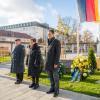 Bei der Gedenkveranstaltung in Dillingen: Stellvertretender Kommandeur Major Thomas Schmid, Margit Hintermayer (VdK) und Oberbürgermeister Frank Kunz (von links).