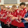 Der TSV Monheim (in Rot) musste letztlich dem neuen Meister StTV Singen zum Titel gratulieren. Rechts in Blau: Topscorer Maximilian Glaeser (Singen). 