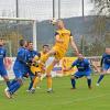 TSV Ziemetshausen (gelb)  gegen FC Günzburg:  TSV-Spieler Tobias Hillenbrand bei einem Kopfball, Günzburgs Maximilian Lamatsch (rechts, gebückt) lauert dahinter. 