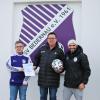 Übergabe der Meister-Urkunde: Spielgruppenleiter Polykarp Platzer (Mitte) übergab die Urkunde an Bedernaus Abteilungsleiter Florian Dorn (links) und Trainer Salih Yilmaz (rechts).