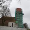 Der neu eingedeckte Turm der St. Peter und Paulskirche in Holzkirchen.