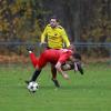 Nichts zu holen: Christoph Vetter vom FC Zell/Bruck kommt in einem Zweikampf mit Patrick Schiele zu Fall. Der FC Illdorf entschied das Kellerduell souverän mit 3:0 für sich.