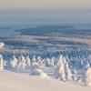 Blick vom Gipfel des Riisitunturi auf den Kitkajärvi-See: In den wenigen hellen Stunden entfaltet sich ein unvergleichliches Winterpanorama.