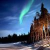 Nordlichter am Nachthimmel: Im Winter sind die Chancen in den Polarregionen groß, das Naturspektakel selbst zu erleben - vor allem im Februar und März.