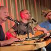 Traten in Gottmannshofen auf: Josef Brustmann an der Zither, Benny Schäfer an der Gitarre und Sebastian Horn an der Bassgitarre (von links).