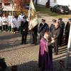 Am Ehrenmal segnete Pater Markus Szymula die niedergelegten Kränze.