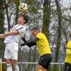 Ein Acht-Tore-Spektakel lieferten der TSV Dinkelscherben (links Sebastian Geißler) und der TSV Gersthofen (rechts Michael Panknin) beim 4:4-Unentschieden.