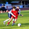  Heiße Duelle lieferten sich Fabian Richter (rotes Trikot) und seine Mitspieler vom FC Königsbrunn mit dem SSV Niedersonthofen.