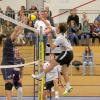 Kristiyan Korbankolev (rechts) und die Friedberger Volleyballer feierten gegen Oelsnitz den lang ersehnten ersten Saisonsieg. 