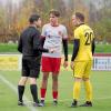 Gesprächsbedarf mit Lauingens Michael Przyklenk (rechts) und Jonas Roth (Altenmünster; Mitte) sieht hier Referee Marian Schaumkessel.