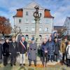 Vor dem Kriegerbrunnen in Ichenhausen fand das deutsch-französische Gedenken an die Opfer von Kriegen und Gewalt statt. 