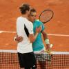 Alexander Zverev (l) besiegte Sandplatzkönig Rafael Nadal im Mai bei dessen letztem Auftritt bei den French Open.