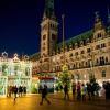 Der Roncalli-Weihnachtsmarkt auf dem Hamburger Rathausmarkt. Auch dieses Jahr öffnen wieder mehr als ein Dutzend Weihnachtsmärkte in Hamburgs Innenstadt. Wir stellen einige der beliebtesten Standorte vor. 