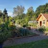 Üppiger Bauerngarten mit Gemüse und Brotbackhaus in Langenhaslach. 