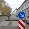 In der Hallstraße, die auf beiden Seiten von Gebäuden des Holbein-Gymnasiums bzw. der Ulrichschule gesäumt wird, denkt die Stadt über eine Verkehrsberuhigung nach. 