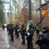 Die Polizei im Brandenburg entschied, die Besetzung des Waldstücks nahe der Tesla-Fabrik in Grünheide zu beenden. Seit Ende Februar protestieren dort Tesla-Gegner.