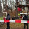 Polizeikräfte sichern das Waldgebiet hinter einer Absperrung. Umweltaktivisten, die gegen Tesla protestieren, müssen ihr Camp räumen.