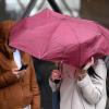 Der Regenschirm könnte auch in den kommenden Tagen ein guter Begleiter sein.