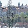 Schwindelfreie Stromtechniker rüsten einen Strommast in Neuburg-Nord um. Alle Aufwendungen für die Netze schlagen sich im Strompreis nieder. 