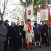 Zahlreiche Fahnenabordnungen waren beim Gendenken am Volkstrauertag in Krumbach zugegen. Links im Bild der neue Pfarrer von Maria Hilf Victor Roger Nkou Fils, Bürgermeister Hubert Fischer, der evangelische Pfarrer Eugen Ritter und Stadtpfarrer Josef Baur.