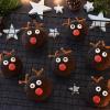 Rot leuchtet die Nase vom Schokokeks-Rudolph. Die Plätzchen passen gut in die Advents- und Weihnachtszeit und sind ganz leicht zu backen.