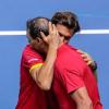 Teamchef David Ferrer tröstet Superstar Rafael Nadal nach der Niederlage in dessen letztem Spiel.