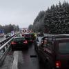 Winterliche Straßenverhältnisse haben zu einem Unfall mit neun Beteiligten auf der A96 bei Stetten geführt.