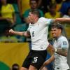 Uruguays Federico Valverde (l) freut sich mit seinem Team über das Remis gegen Brasilien.