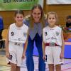 WNBA-Star Leonie Fiebich, zusammen mit ihren Fans Isabella und Luisa von der Basketball-U10 des TSV Nördlingen.