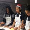 Angels in der Küche: (von links) Chante Stonewall, Laci Hawthorne und Jayda Jansen beim Plätzchenbacken.