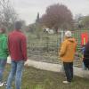 Die Stadträte Merk, Roschkar und Meisel haben sich im Vorfeld der Bauausschusssitzung mit einigen Anwohnern Im Gerinne getroffen. Diese blicken mit Sorge auf das geplante Neubaugebiet.