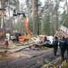 Die Polizei holt Tesla-Gegner von Bäumen im aufgelösten Protestcamp in Grünheide bei Berlin.