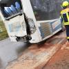 Am Dienstag erkennt ein Lkw-Fahrer in Mühlhausen ein Bremsmanöver zu spät und schiebt einen Omnibus in zwei weitere Wagen.