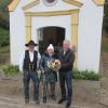 Seit drei Jahrzehnten pflegt Agnes Fischer die Kapelle in Miedering. Bürgermeister Markus Winklhofer dankte ihr dafür mit Blumen. Rechts Zimmermeister Gottlieb Veit aus Pöttmes, der für die Dachsanierung zuständig war.