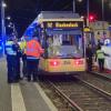 Eine Fußgängerin wird bei der Kollision mit der Straßenbahn tödlich verletzt.