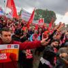 Bereits zur ersten Tarifrunde bei VW protestierten im September Tausende Metaller in Hannover vor dem Verhandlungssaal. (Archivbild)