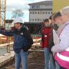 Eine Gruppe besuchte die aktuelle Großbaustelle der Baufirma Abenstein in Ichenhausen: Der technische Leiter Harald Zacher (links) führte sie über den Neubau der Friedrich-Jahn-Mehrzweckhalle.