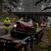 Arbeiter entfernen in Loleta, Kalifornien, ein zerstörtes Auto nach einem Zusammenstoß zwischen einem umgestürzten Baum und einem Fahrzeug. 