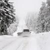 Ein Auto und ein Bus fahren auf einer vereisten Fahrbahn. Starker Schneefall könnte im Süden Bayerns am Donnerstag für Verkehrsbeeinträchtigungen sorgen.