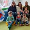 Auch nach 65 Jahren gehört das Sandmännchen für viele Familien zum
abendlichen Gute-Nacht-Ritual dazu. Auf dem Foto hinten von links:
Christina Mayer, Birgit Schmid, Theresa Zaunberger mit Maximilian (1),
vorne von links: Samuel (4), Frieda (4) mit ihrer Sandmännchen-Kuschelpuppe, Quirin (2) und Sebastian (3).