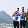 Einer seiner größten Triumphe: Alistair Brownlee (M) nach seinem Olympiasieg in Rio 2016 vor seinem Bruder Jonathan (l) und dem Südafrikaner Henri Schoeman (r)