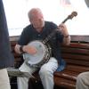 Müller spielt Banjo in „Alexandras Dampfkapelle“ – Alexandra ist ein Museumsdampfer, der vor der Verschrottung gerettet wurde.