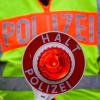 Die Polizei hat einen Sattelzug auf der Standspur an der A8 gestoppt. Das Fahrzeug lief nur noch im Notbetrieb. 