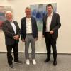 Künstler Wolfgang Zimmermann (Mitte) mit Laudator Klaus Konze (links) und MVV-Geschäftsführer Holger Amber bei der Vernissage.