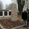 Marcel Blanchet und Jean-Michel Tougeron vor dem Kriegerdenkmal.