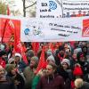 Tausende Teilnehmer demonstrieren vor dem Werk am Verhandlungsort in der Volkswagen Arena, mit anschließender Protest-Kundgebung direkt vor dem Stadion.